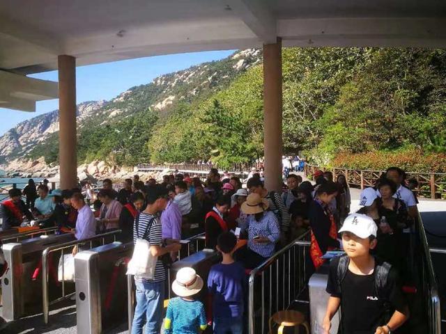 小長假第二天 游客大軍涌至，青島嶗山風(fēng)景區(qū)引爆“井噴”式游覽管理挑戰(zhàn)